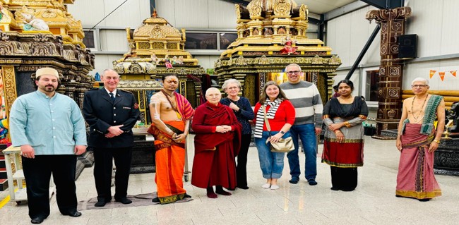 Shri Sithi Tempel Vertreter:innen des FORUM der Religionen Singen zu Besuch im Shri Sithi Vinayagar Tempel in Singen. Foto: Carmen Kilzer
