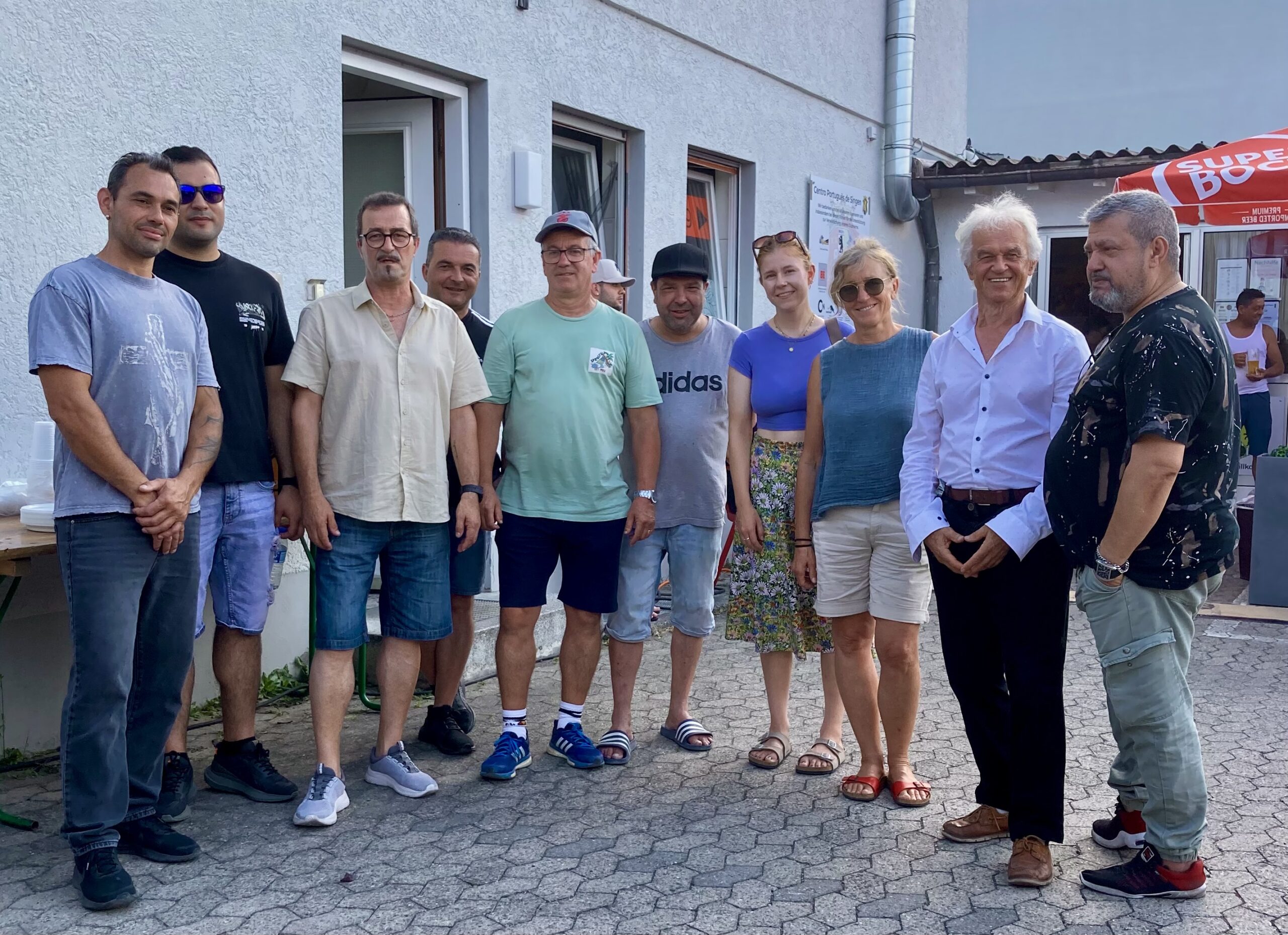 sommerfest centro v.l.n.r.: Vitor Cabete, Marcio Santos, Joel Almeida, Toni Inácio, Carlos Gaspar, Leonel Almeida und Jorge Santos sowie Annabelle Conrady, Isa Eisenhart, Bernhard Grunewald und Eduardo Nunes, vormals Centro- Vorstandsmitglied